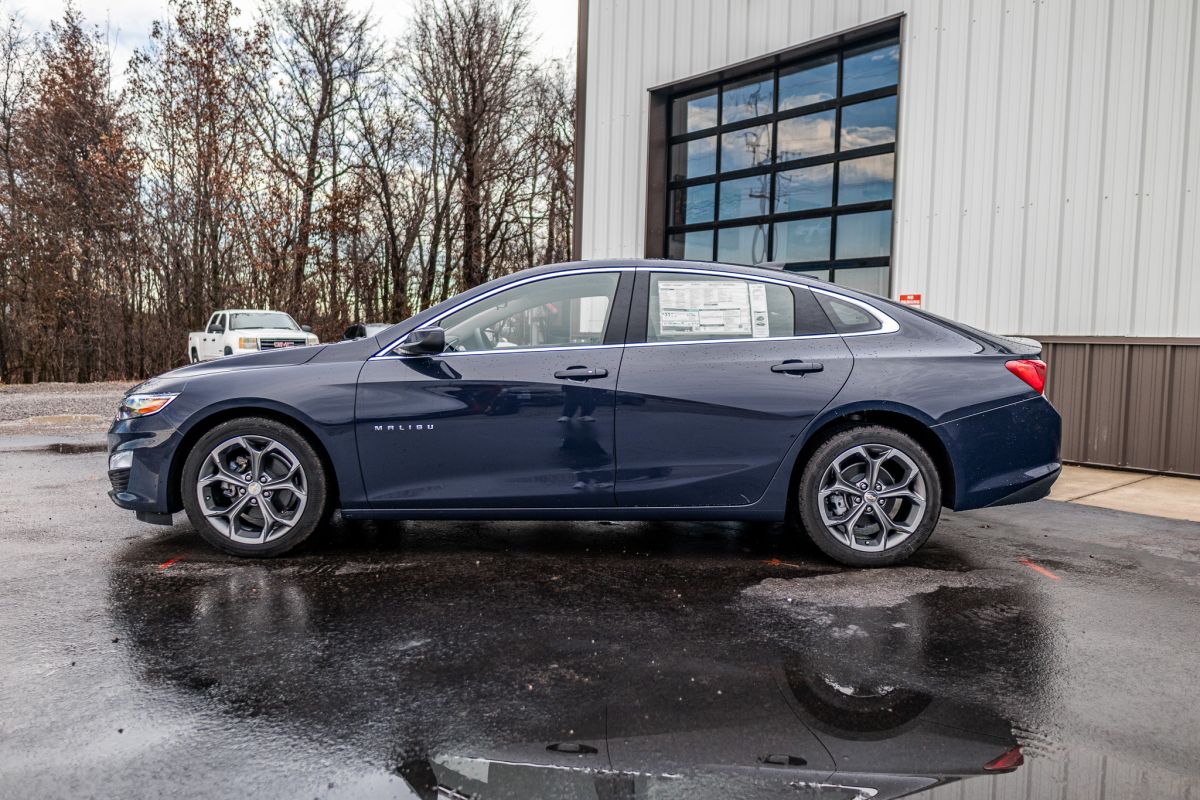 2025 Chevrolet Malibu 1LT photo 2