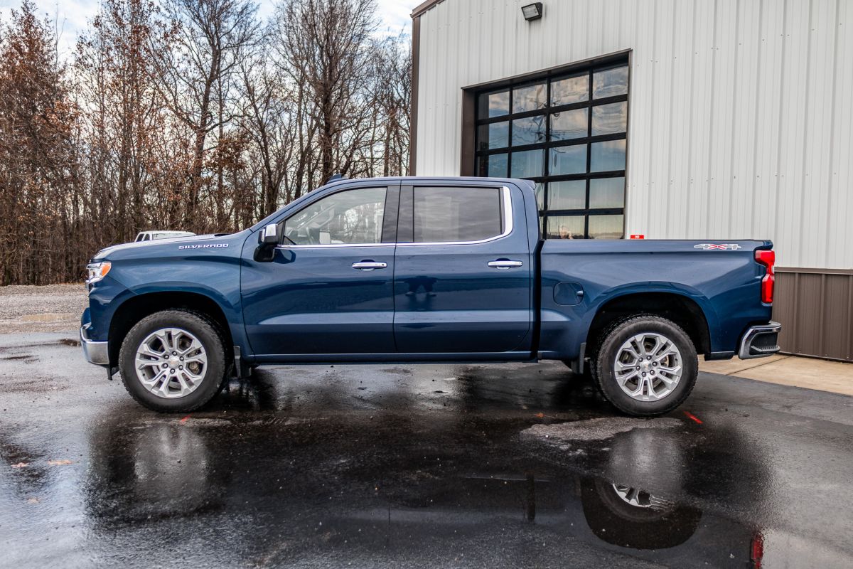 2023 Chevrolet Silverado 1500 LTZ photo 2