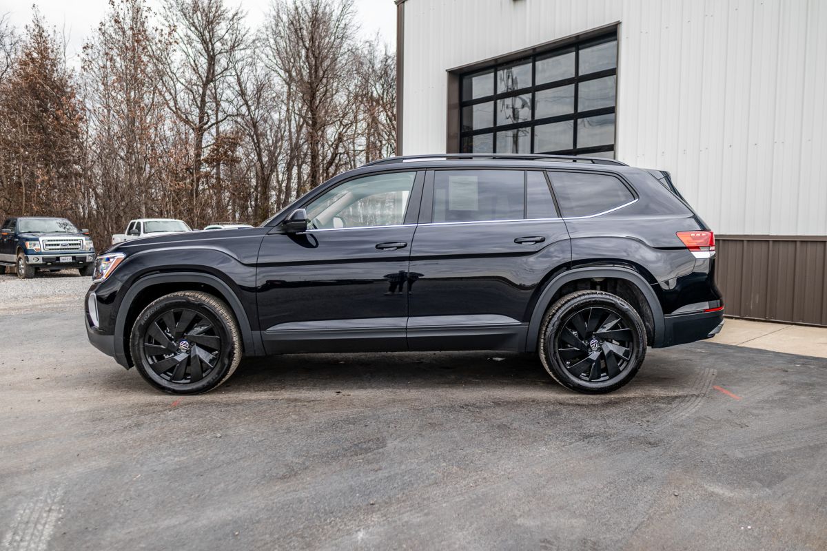 2024 Volkswagen Atlas SE w/Tech photo 2