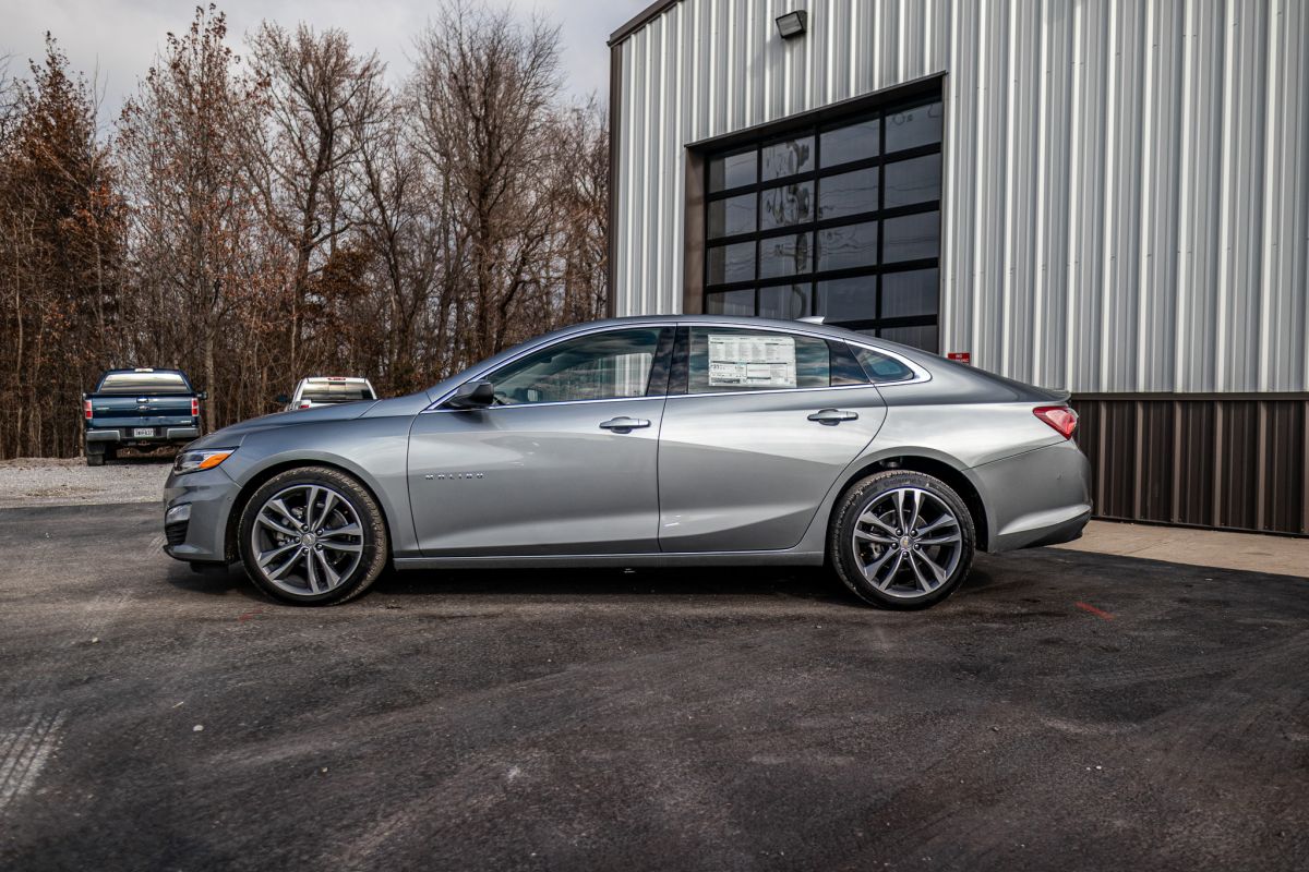 2025 Chevrolet Malibu 2LT photo 2