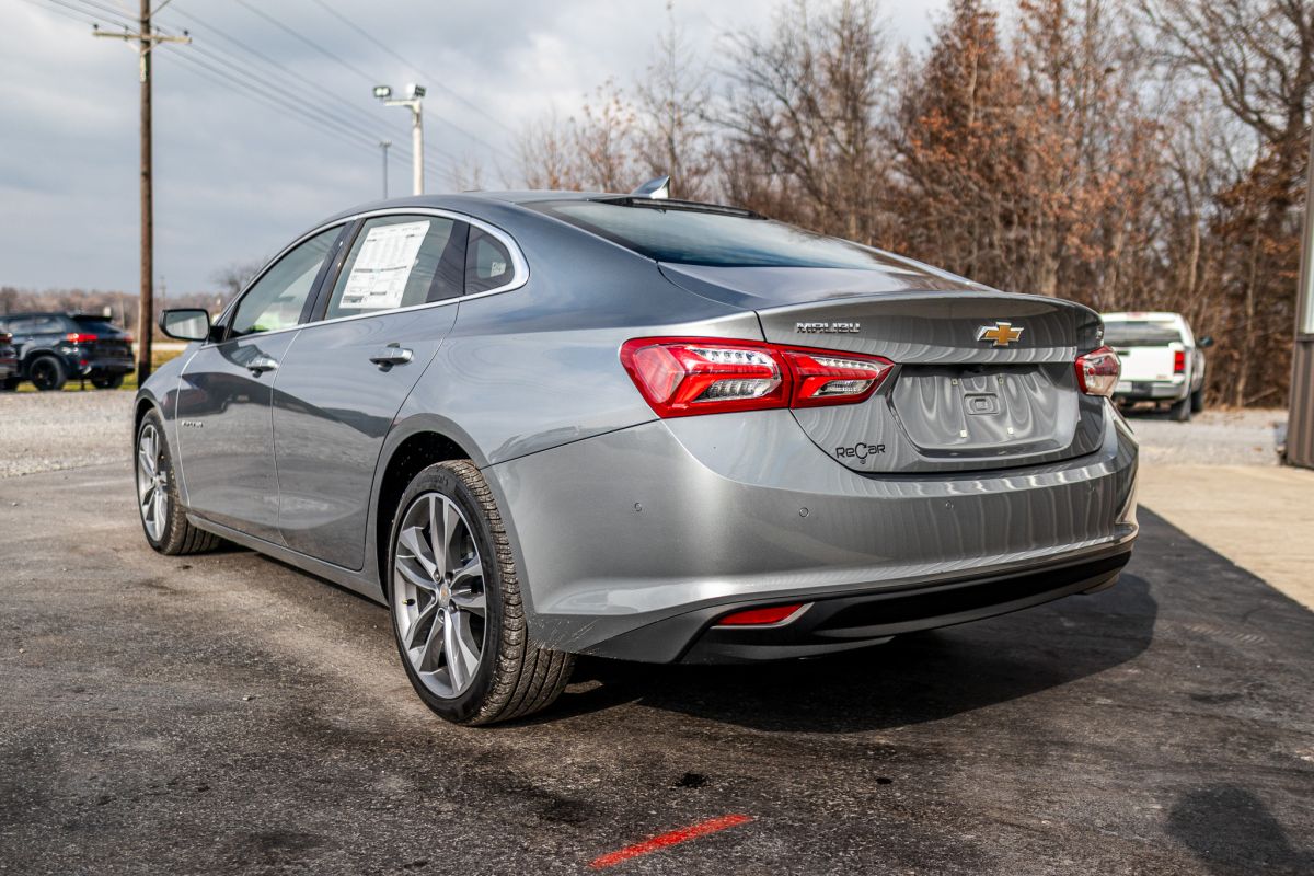 2025 Chevrolet Malibu 2LT photo 3