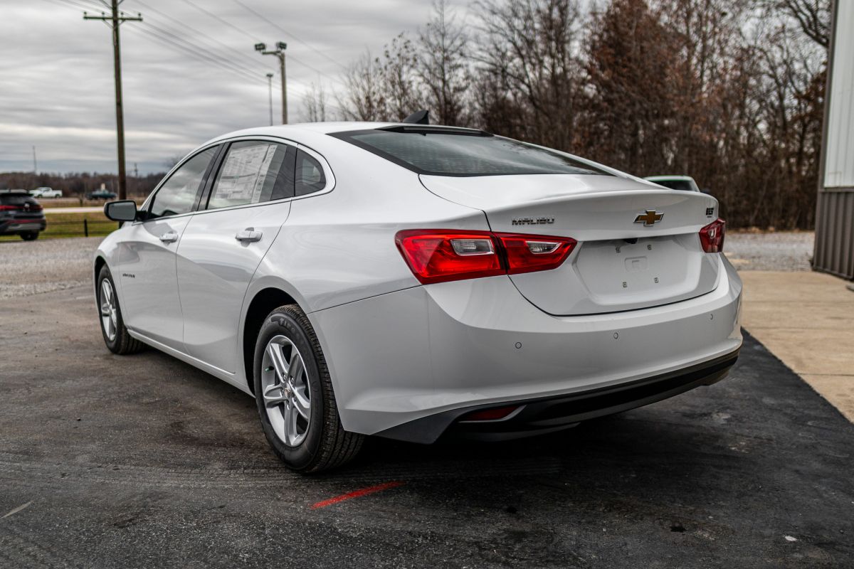 2025 Chevrolet Malibu 1LS photo 3