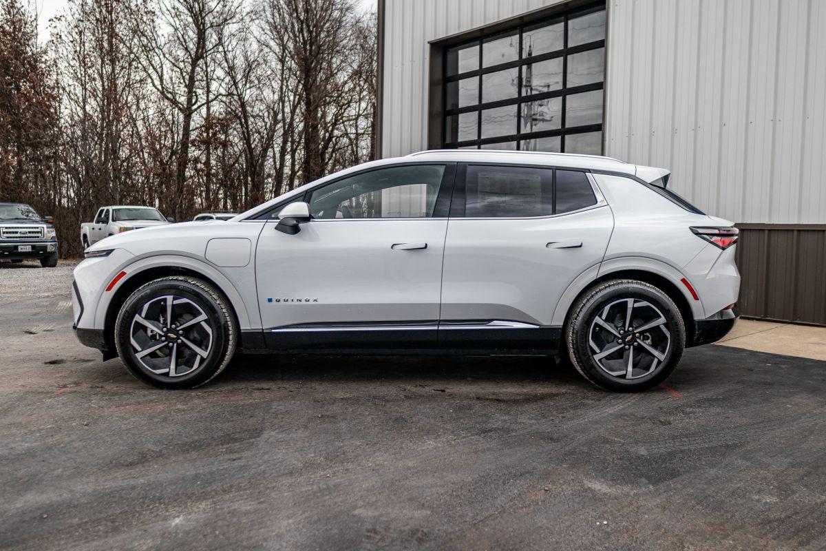 2024 Chevrolet Equinox EV LT photo 2