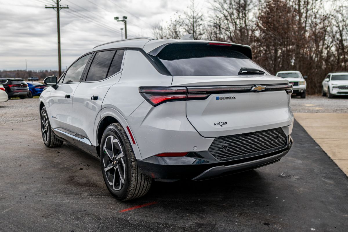 2024 Chevrolet Equinox EV LT photo 3