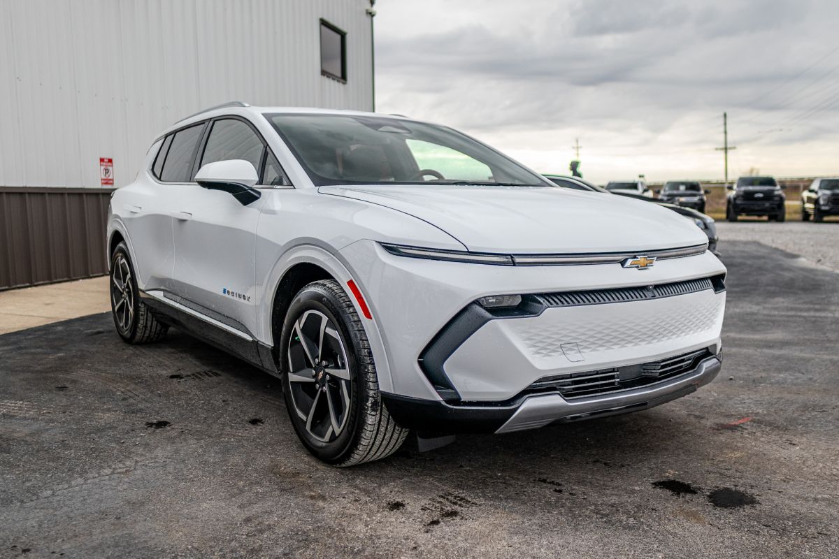 2024 Chevrolet Equinox EV LT photo 5